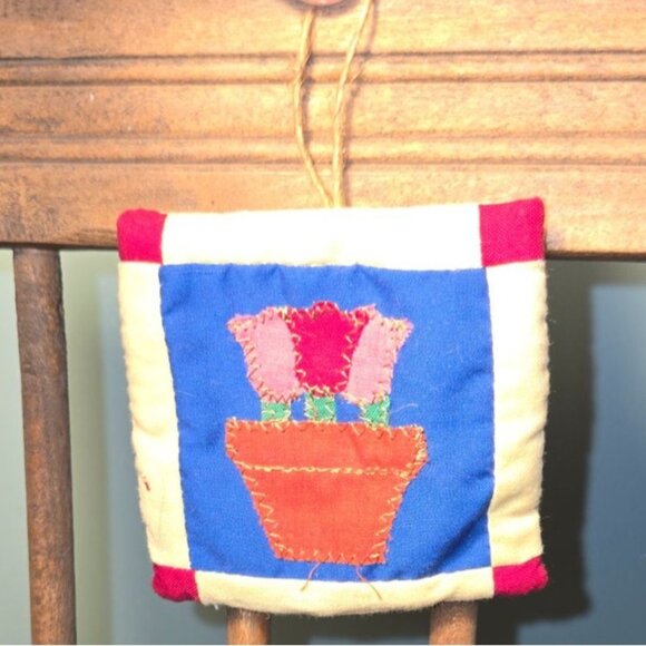 Vintage set of small Quilted ornaments, Vintage cross stich sewing, Birdhouse - Picture 7 of 9